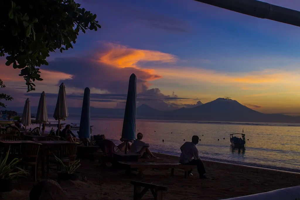 Pantai Sanur, di pagi yang indah.