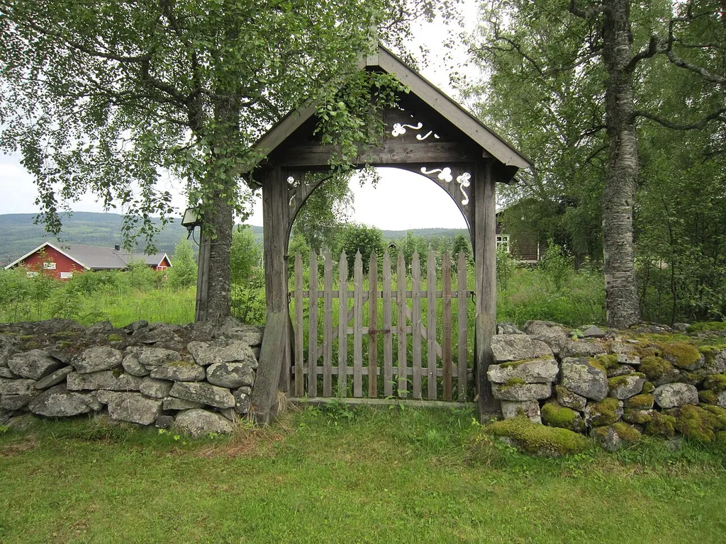 Veggli gamle kirkegård. Bak denne muren stod en gang Veggli stavkirke.