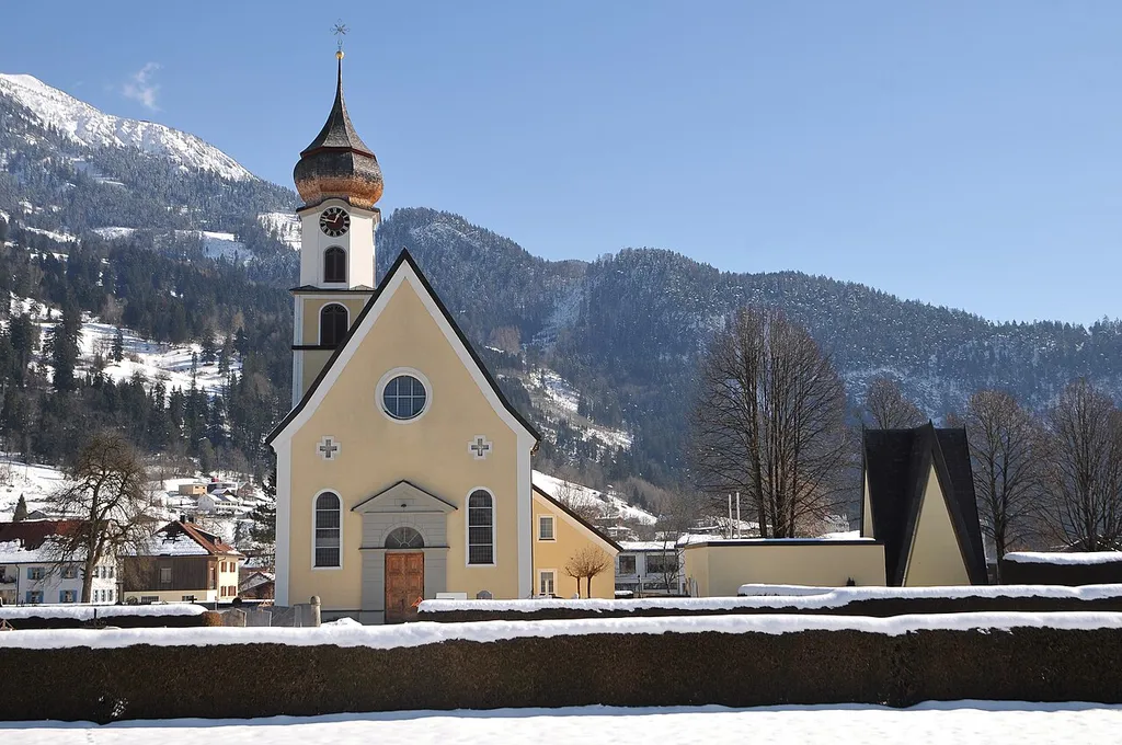 Kath. Pfarrkirche hl. Sebastian mit Friedhof an der Kirchstraße 1 in Ludesch.