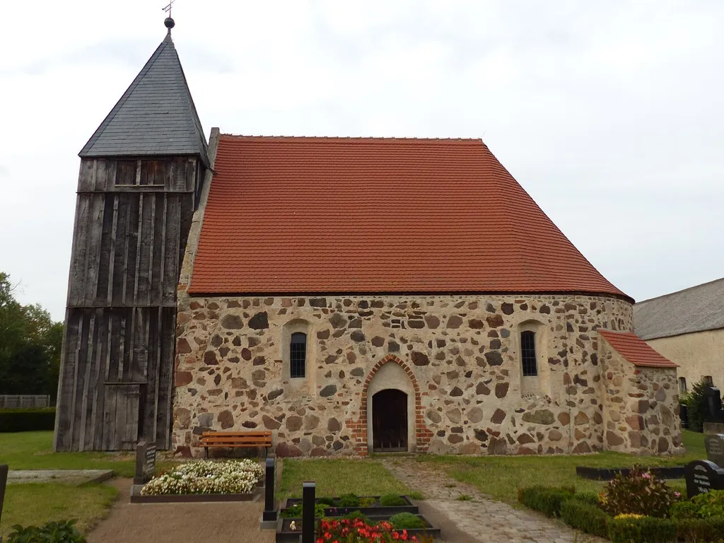 Kirche Böddenstedt, Gemeinde Hansestadt Salzwedel, gotischer Feldsteinbau mit backsteingefasstem Südportal