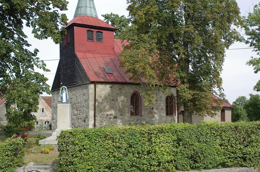 Łabędzie - filialny kościół rzymskokatolicki pw. św. Michała Archanioła (widok od drogi)