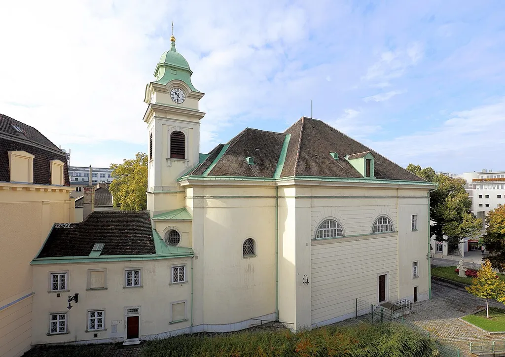 Nordostansicht (erdbergstraßenseitig) der römisch-katholischen Pfarrkirche hll. Peter und Paul in Erdberg, ein Stadtteil der österreichischen Bundeshauptstadt Wien. Ursprünglich eine Kapelle, die von 1700 bis 1723 errichtet wurde. 1770 erfolgte eine Erweiterung um einen Drei-Konchen-Chor und einen Turm. 1832/33 vergrößerte man den Sakralbau und 1850 wurden an der Südseite der Kirche drei ebenerdige Räume angebaut; darunter die der hl. Maria Magdalena geweihte Kapelle.