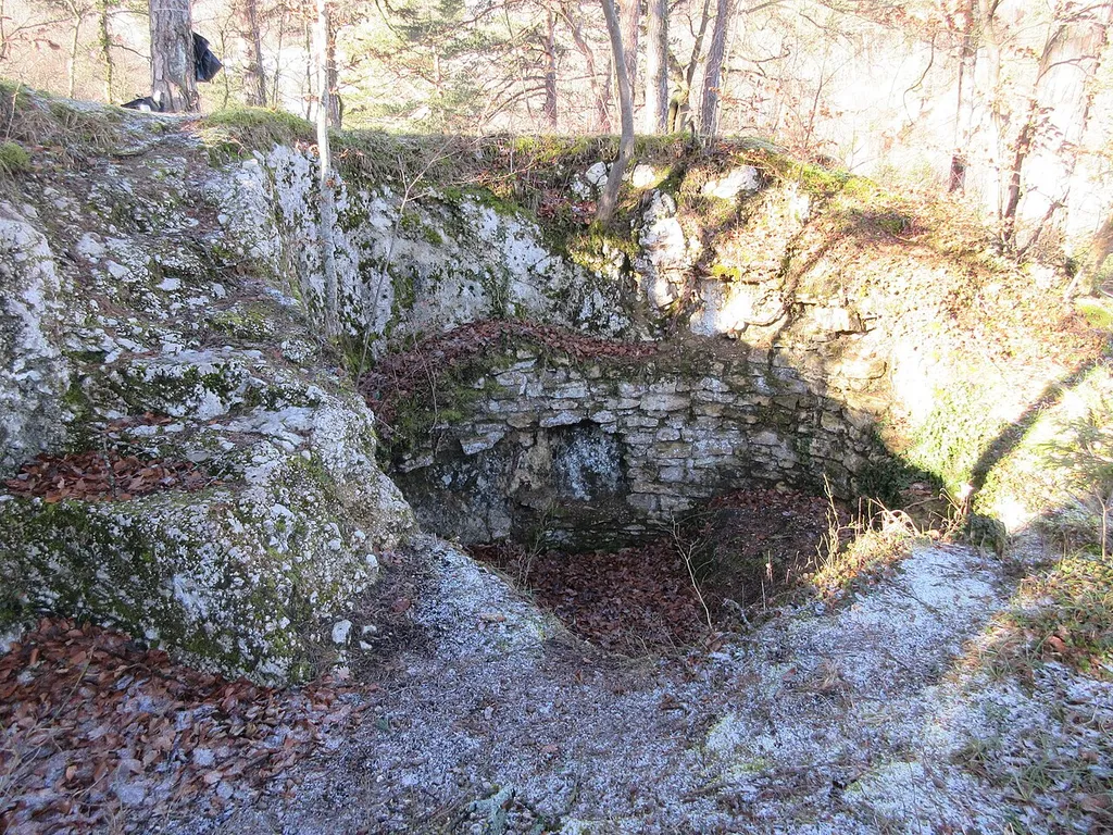 Kellerreste und Treppe der Ruine Neuenstein bei Wahlen in der Schweiz. Vom Osten her gesehen.