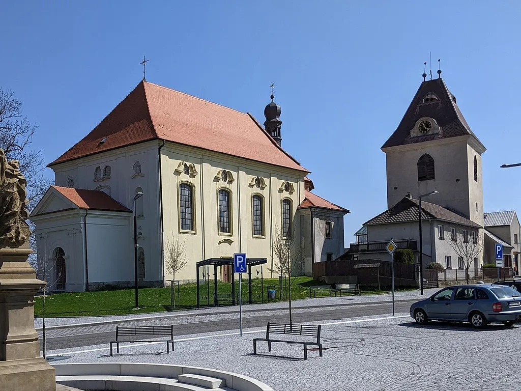 Březno (u Mladé Boleslavi) - náměstí se sochou sv. Floriána a kostelem sv. Václava