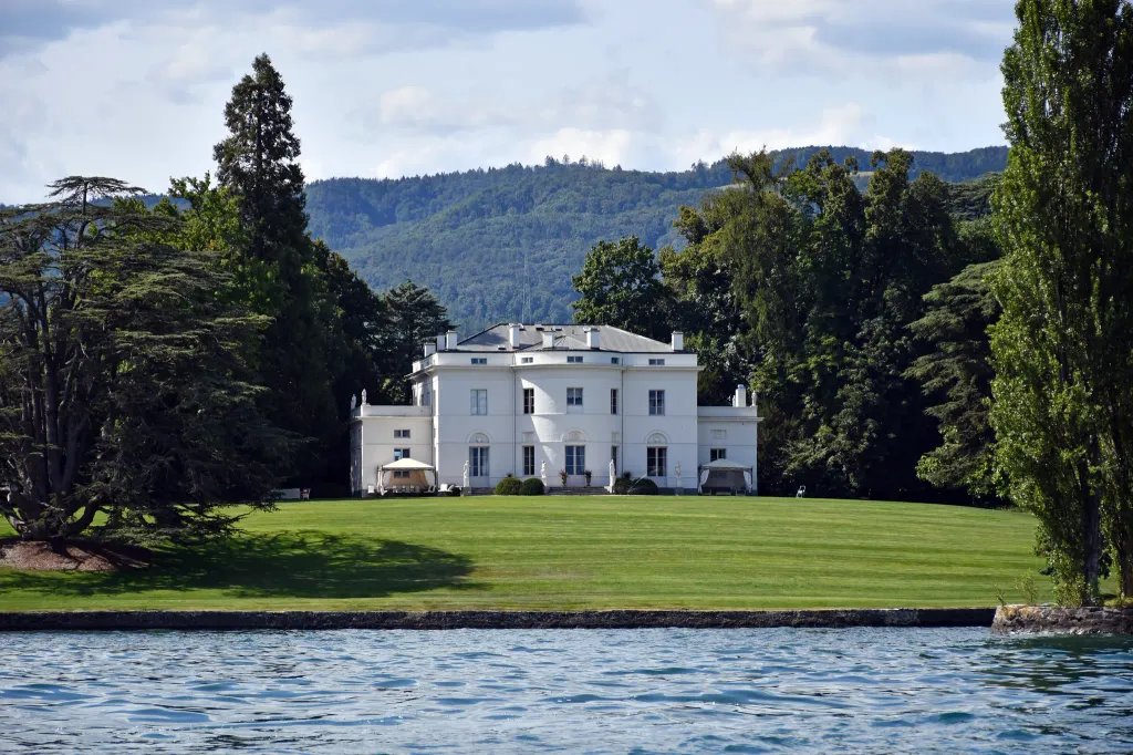 Villa Choisy with boathouse, island, old farm and fountain