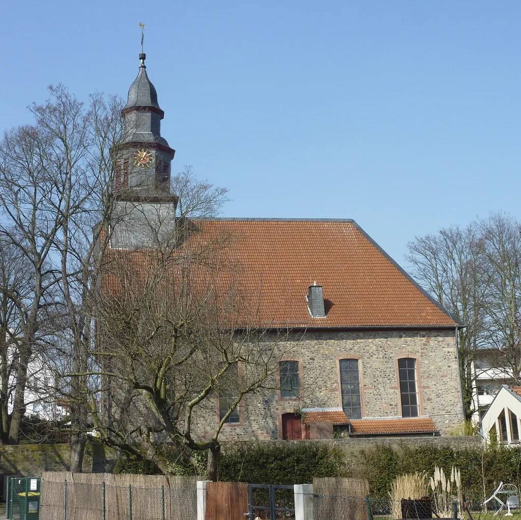 Frankfurt am Main, Stadtteil Praunheim: Die evangelische Auferstehungskirche, eine barocke Saalkirche aus dem 18. Jahrhundert. Die Pfarrkirche im damals selbständigen Dorf Praunheim wurde von 1770 bis 1773 anstelle eines durch Brand zerstörten Vorgängerbaues errichtet. Das Foto zeigt eine Totalansicht der Kirche von Südosten