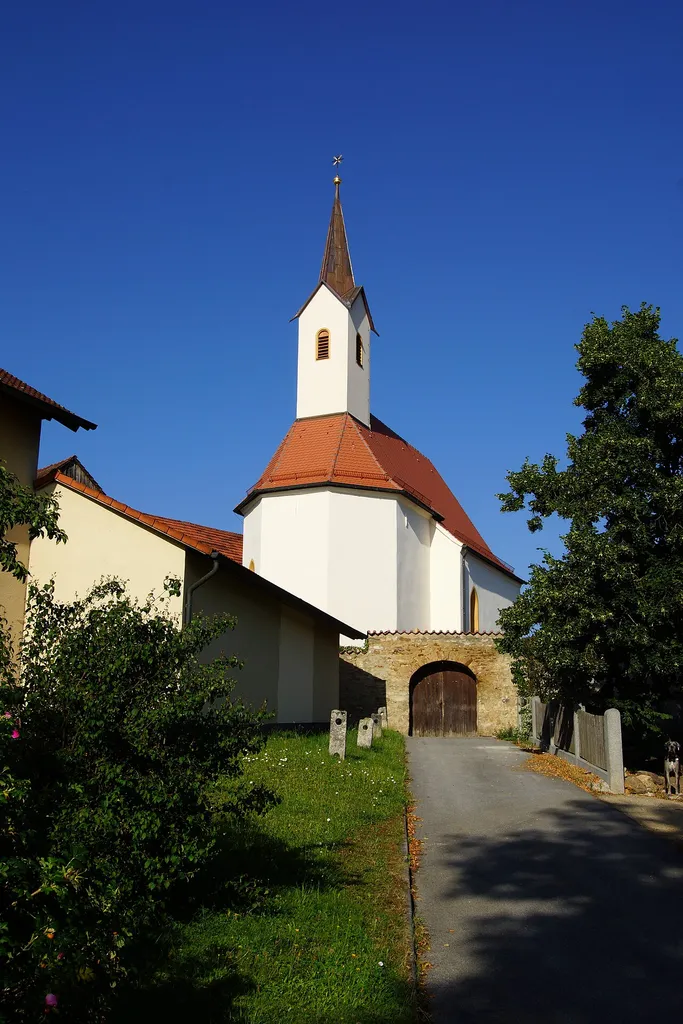 Die katholische Filialkirche St. Hippolytus in Hennenberg bei Berching in der Oberpfalz: