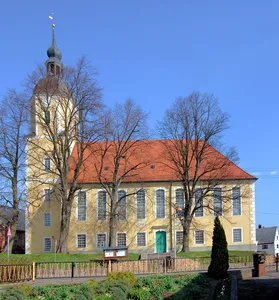 Kirche (mit Ausstattung) und zwei Grabmale an der Kirche Zur Kirche -