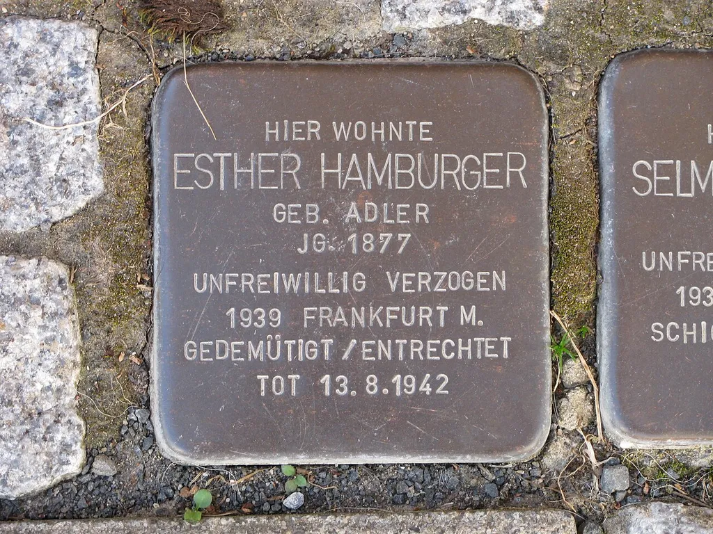 der Stolperstein für Esther Hamburger vor dem Haus Langstraße 53 in Ronneburg-Hüttengesäß
