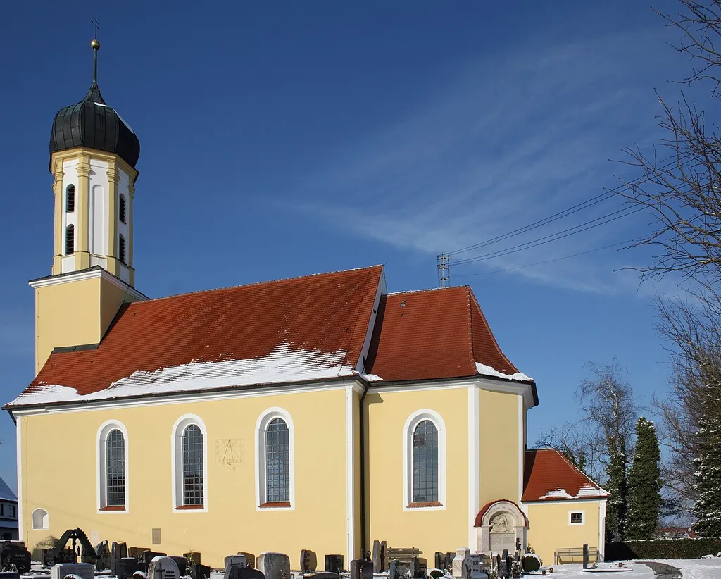 Katholische Pfarrkirche St. Peter in Burghagel, einem Ortsteil der Gemeinde Bachhagel im Landkreis Dillingen an der Donau (Bayern)