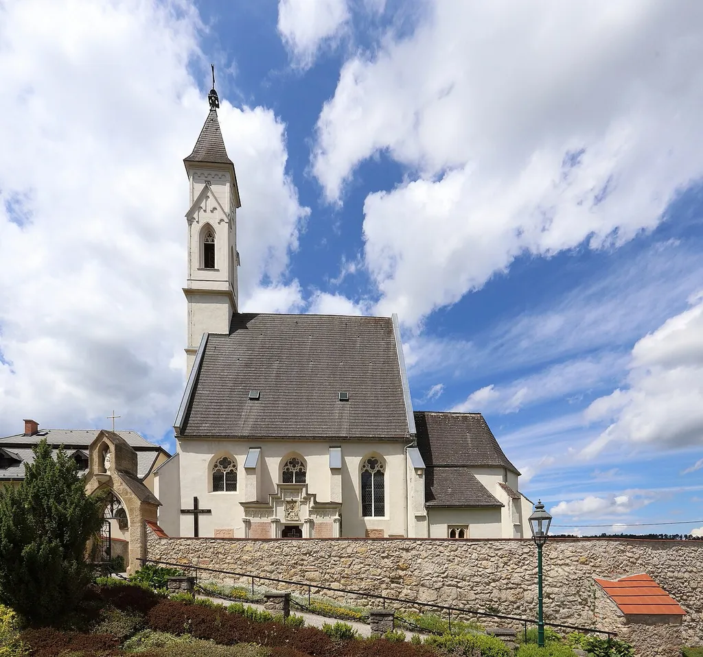 Die röm.-kath. Pfarrkirche hl. Andreas in der niederösterreichischen Gemeinde Seebenstein.Sie befindet sich auf einem Hügel in der Ortsmitte und ist von Resten einer mittelalterlichen Bruchsteinmauer umgeben. Das Langhaus, ein spätgotischer Zweistützenraum, wurde im ersten Drittel des 16. Jahrhunderts und der gotische Chor vor 1450 errichtet. Die teilweise regotisierte Einrichtung wurde nach Entwürfen von Josef Angeler aus Edlitz angefertigt. Die zahlreichen Rotmarmorgrabplatten aus der Zeit 1448 bis 1820 an der und in der Kirche sind Grabdenkmäler der Familien der Königberger und Pergen.