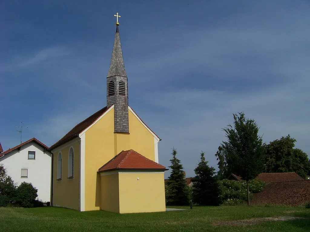 Mundlfing. Kath. Filialkirche St. Martin, kleiner Bau um 1730; im Kern romanisch; mit Ausstattung.