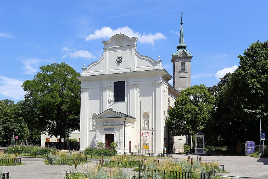 Westansicht der Pfarr- und Wallfahrtskirche Mariabrunn in Hadersdorf, ein Bezirksteil des 14. Wiener Gemeindebezirkes Penzing.Die Kirche wurde von dem Baumeister Domenico Carlone von 1639 bis 1655 im Zuge der Klostergründung durch die Augustiner-Barfüßer (Barfüßerkloster Mariabrunn) erbaut.