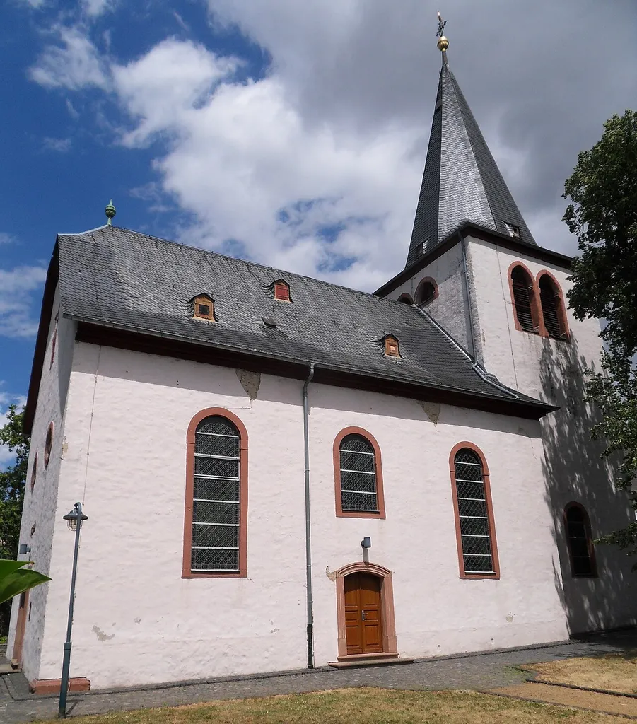 Blick von Süden über den Kirchhof zur Dorfkirche in Massenheim