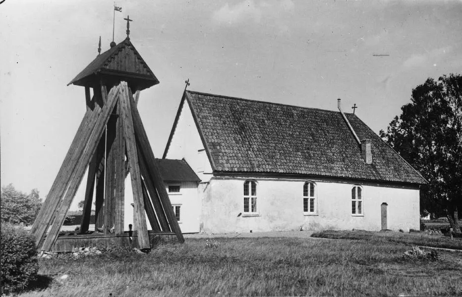 Notera Av dokumentationsskäl har originalbeskrivningen från Riksantikvarieämbetet behållits. Tillrättalägganden och alternativa beskrivningar bör införas separat från nedanstående information.Felaktigheter kan även anmälas till denna sida.Kyrkan och klockstapeln från sydväst.