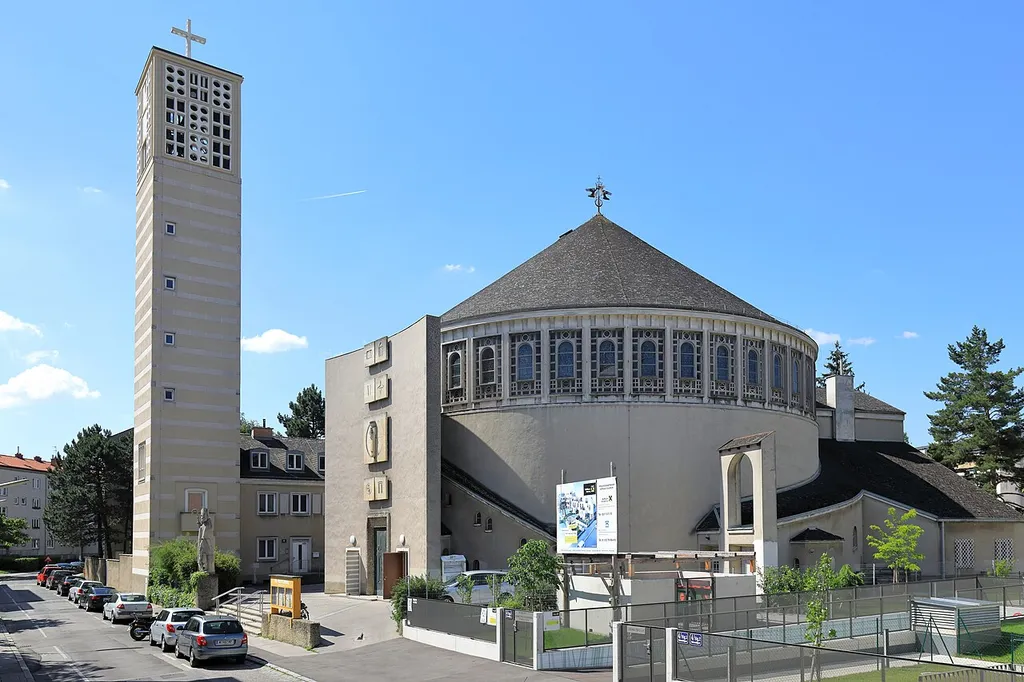 Die röm.-kath. Pfarrkirche Maria, Mutter der göttlichen Gnade im 23. Wiener Gemeindebezirk Liesing.Der ovale Zentralkuppelbau aus Stahlbeton mit freistehenden Kirchturm wurde von 1953 bis 1955 nach Plänen von Robert Kramreiter als Ersatz für die im II. WK zerstörte Kirche (1944) errichtet. Die Reliefplatten über dem Hauptportal sind Werke des Bildhauers Josef Pillhofer. Auf dem Treppenaufsatz vor der Kirche ist eine Statue des heiligen Servatius, ursprünglich Hauptpatron der Liesinger Kirche, von Adolf Treberer-Treberspurg.