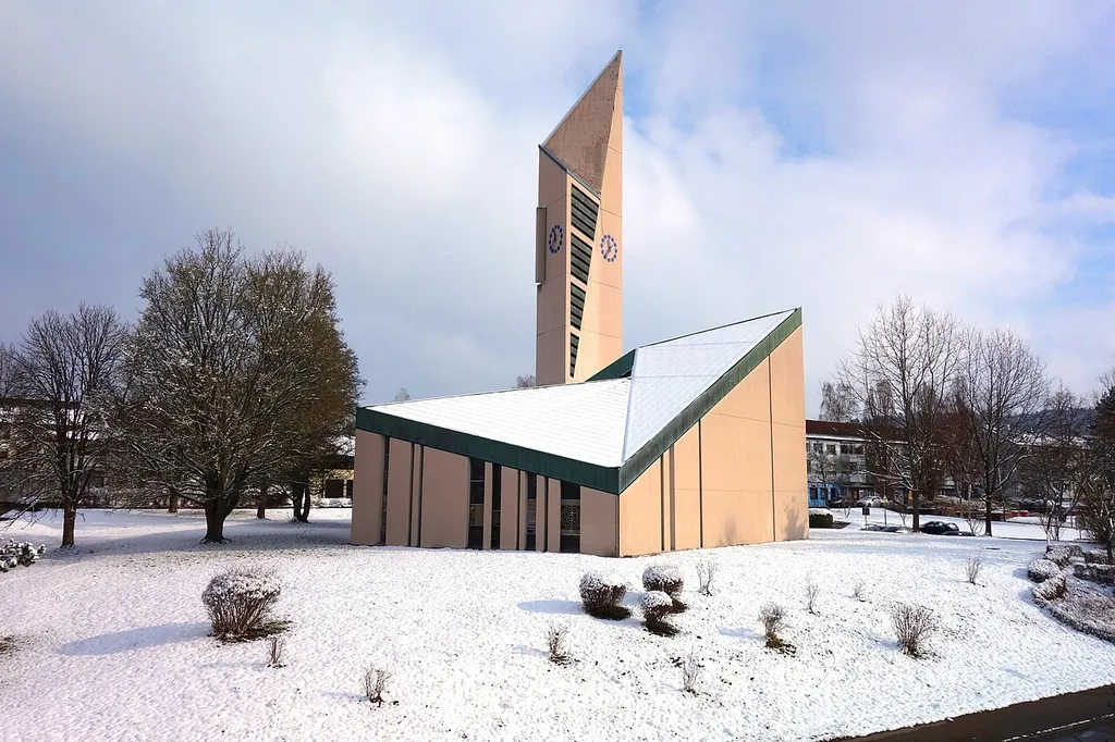 Versöhnungskirche Calw-Heumaden von Südwesten, im weichem Licht eines Wintermorgens.