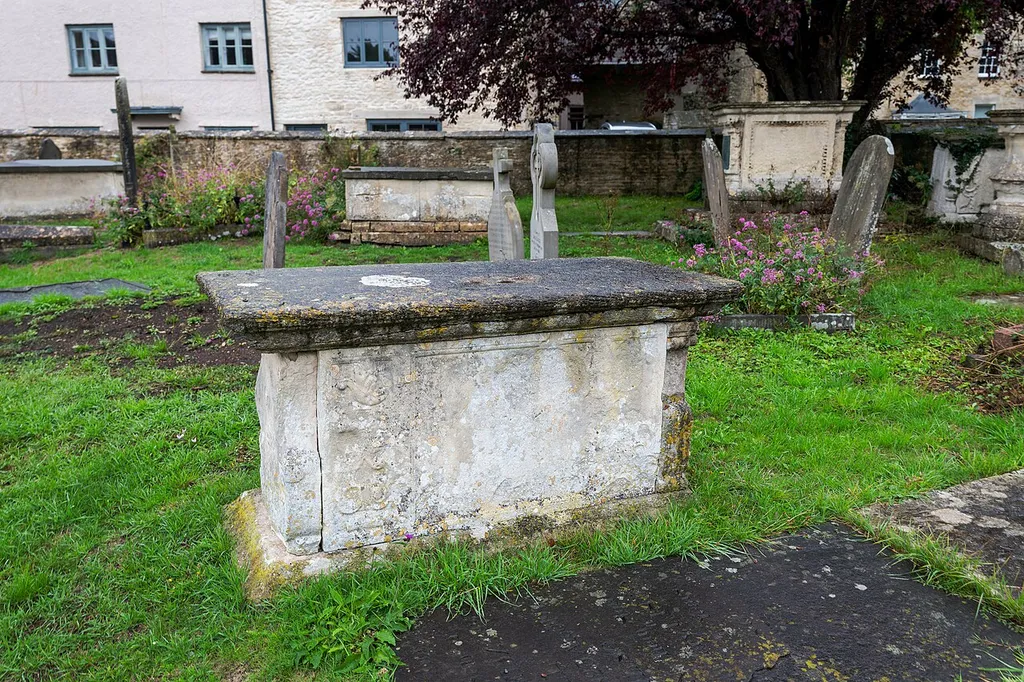 Tetbury: UNIDENTIFED MEMORIAL, ABOUT 2 METRES EAST OF NORTH WEST PATH AT 17 METRES FROM PATH CROSSING IN CHURCHYARD OF CHURCH OF ST MARY