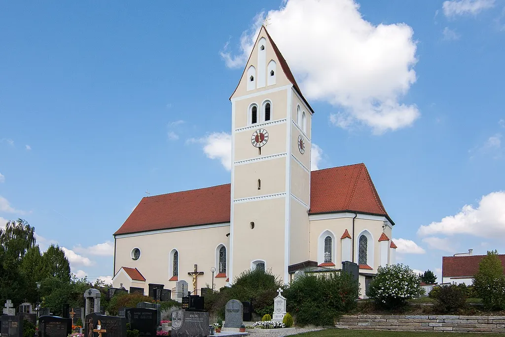 Katholische Pfarrkirche Mariae Empfängnis; 15. Jahrhundert, Ausstattung 18. Jahrhundert; mit Ausstattung.