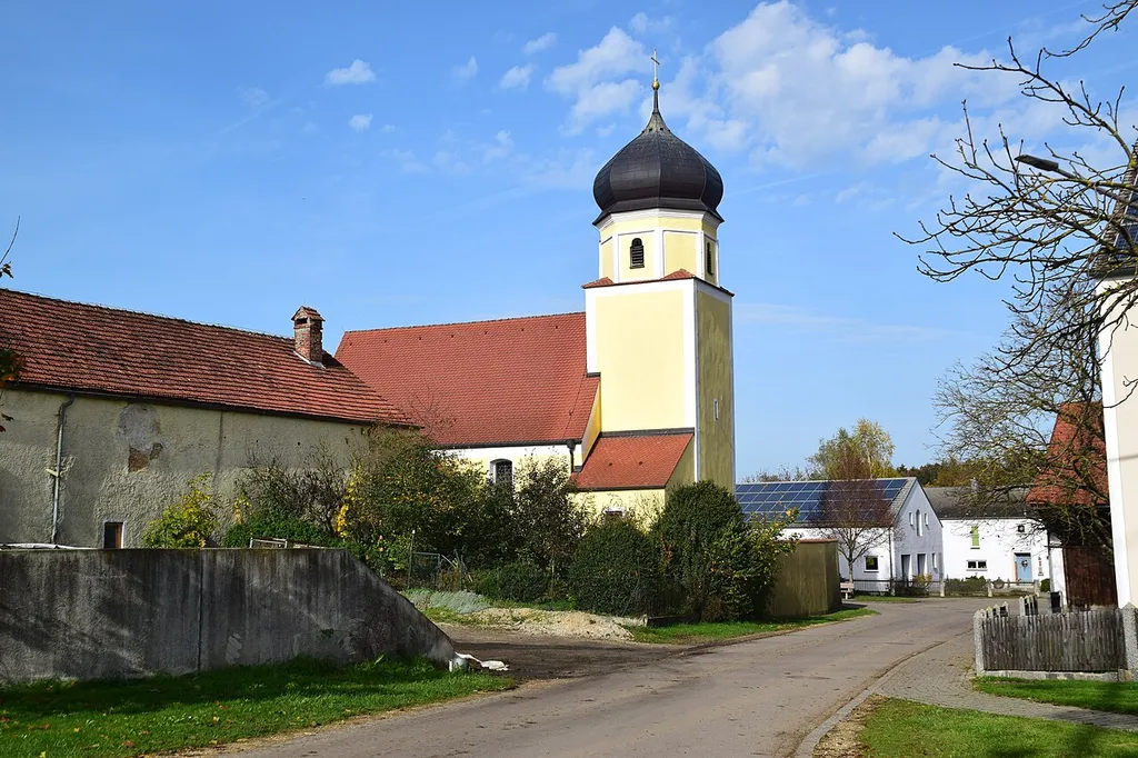 Saalkirche mit Steildach, romanische Chorturmanlage