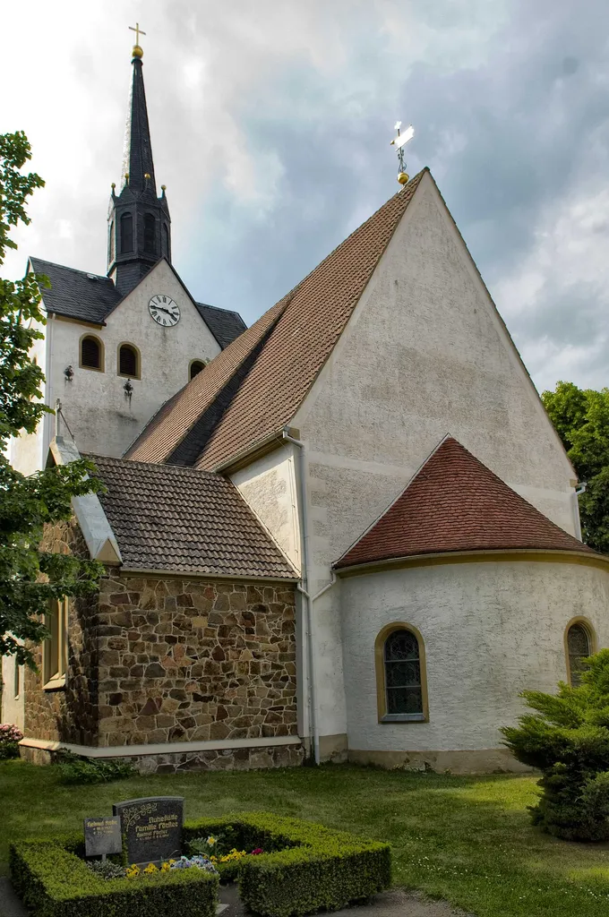 Die ev.-luth. Kirche aus dem 15. Jahrhundert mit romanischer Apsis