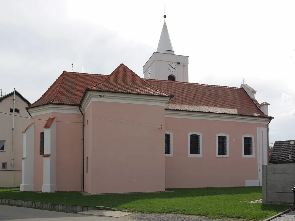 Malešovice - severní strana kostela.
