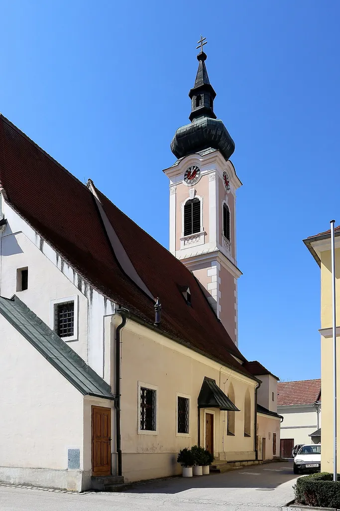 Katholische Pfarrkirche hl. Rupert in der niederösterreichischen Stadt Traismauer. Im Kern romanische Saalkirche, die ab dem 13. Jahrhundert mehrfach umgebaut und erweitert wurde. 1975 wurden unter der Pfarrkirche Teile einer römerzeitlichen Principia freigelegt und unterhalb des Chors befindet sich eine mittelalterliche Krypta.