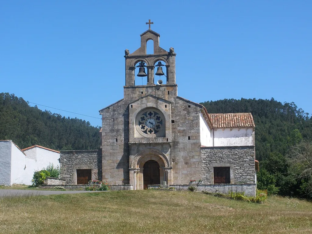 Vista general de la iglesia de Santa Eulalia (Selorio, Villaviciosa) en agosto de 2012