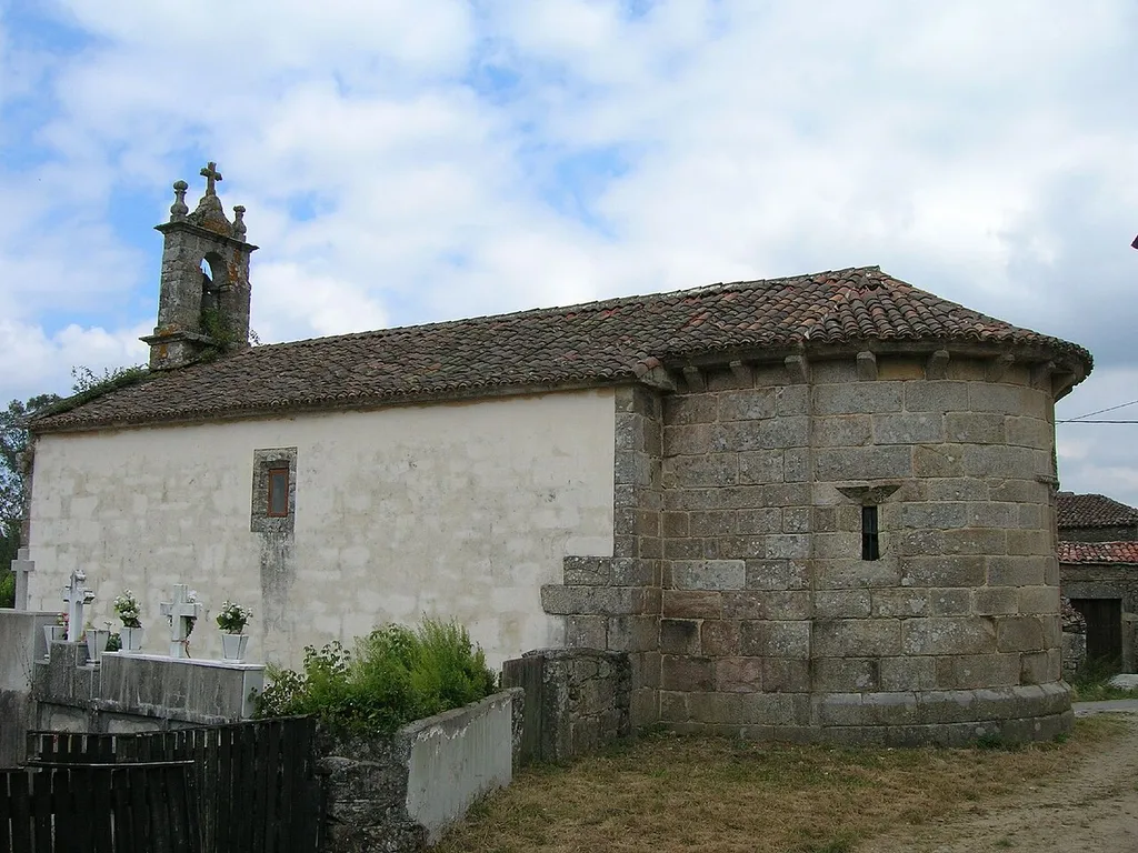 La nave rectangular fue reedificada sobre la antigua cimentación románica.
