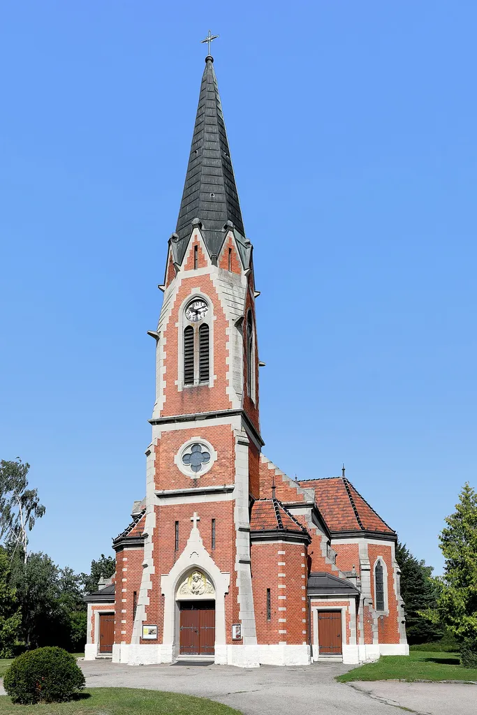 Ostansicht der röm.-kath. Pfarrkirche Zum hl. Herzen Jesu in Stockern, ein Ortsteil der niederösterreichischen Gemeinde Meiseldorf. Ein neugotischer Backsteinbau mit Turmfassade, der 1907/08 nach Plänen des Architekten Karl Steinhofer errichtet wurde.