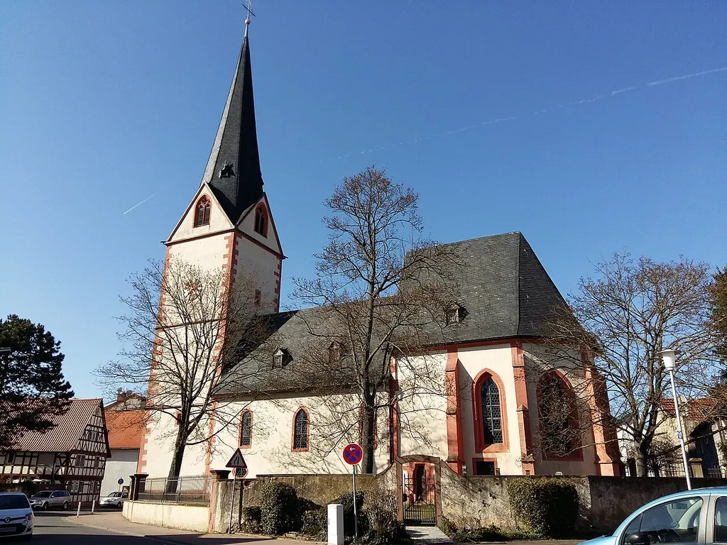 Die Evangelische Kirche von Altheim (Münster (Hess.)) in der Kirchstraße 20 (von Süden)