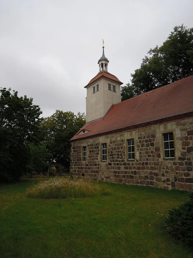 Kirche Leetza -Südostseite des Turms und Südfassade- im August 2020