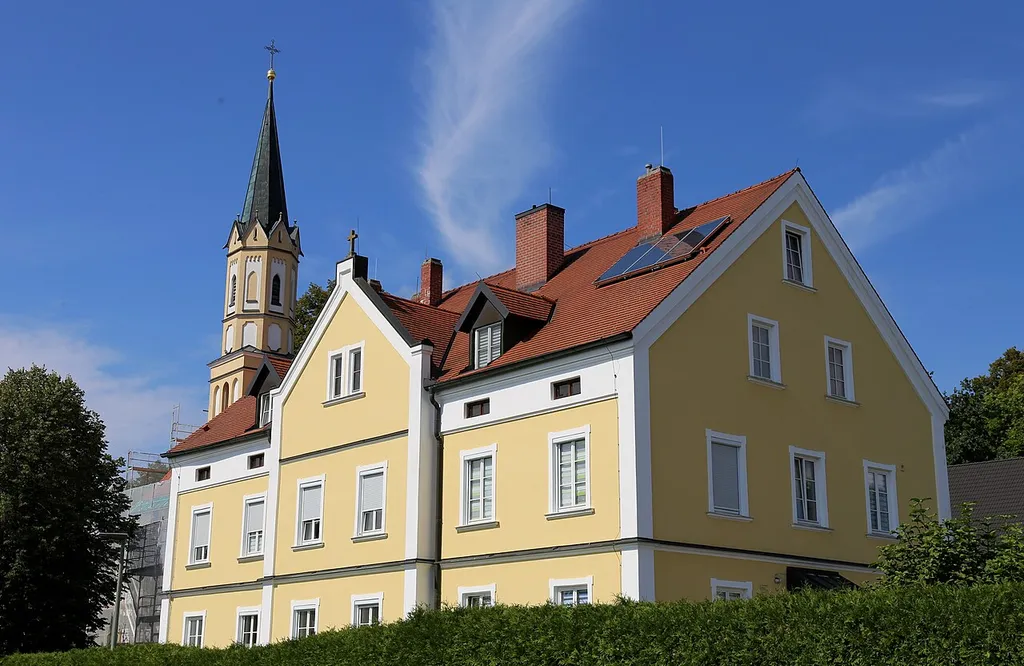Salvatorberg 3, Mainburg; Kloster Mainburg, bis 1918 Karmeliterkloster, 1918–1981 Kapuzinerkloster, seit 1981 Paulinerkloster, zweigeschossiger traufständiger Steildachbau mit übergiebeltem Mittelrisalit und Putzstreifengliederung, 1893 Rest der Klostermauer mit Kapelle, kleiner Satteldachbau mit Rundbogenöffnung, darin Christus-Salvator-Figur auf Postament, wohl Ende 19. Jahrhundert