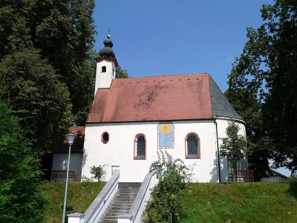 Die Wallfahrtskirche zum Kreuzberg in der Ortschaft Haardorf, Stadt Osterhofen