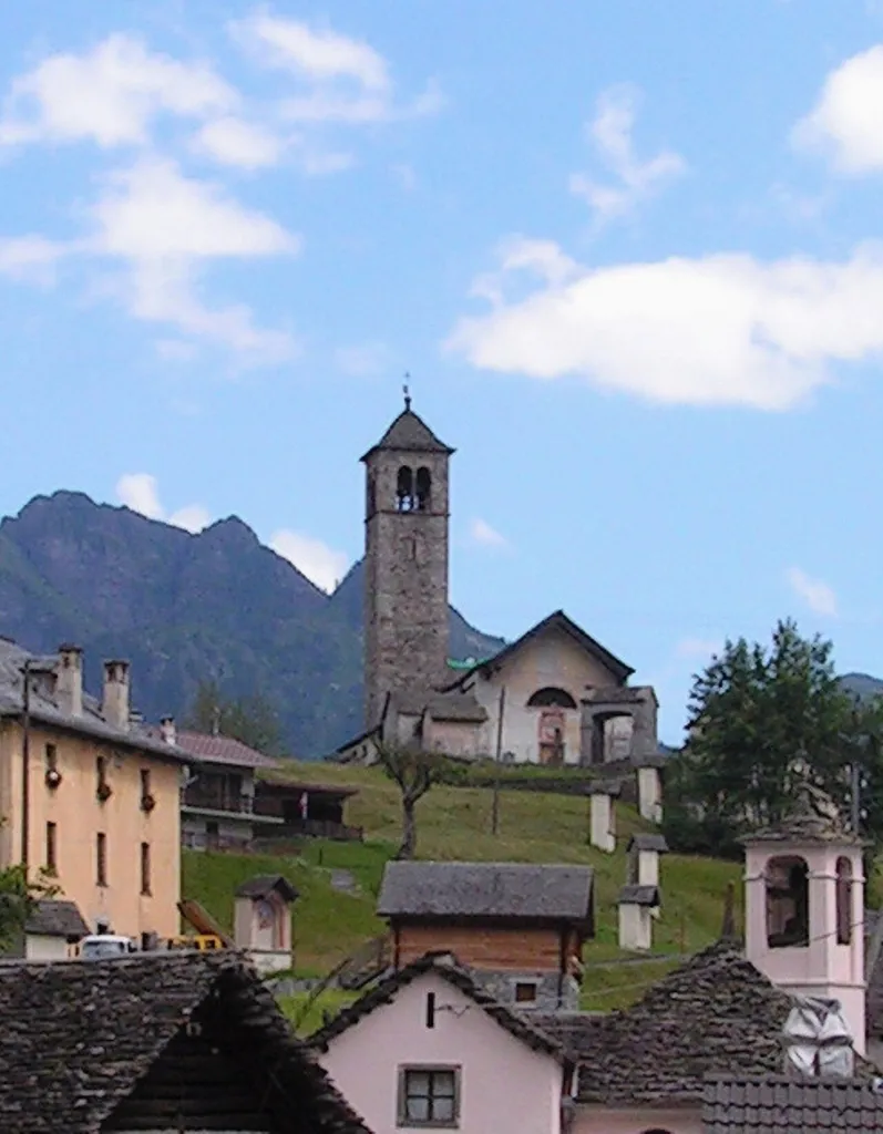 Campo Vallemaggia. Église San Bernardo. File:Campo eglise 2011-07-11 14 35 46 PICT3329.JPG recadrée