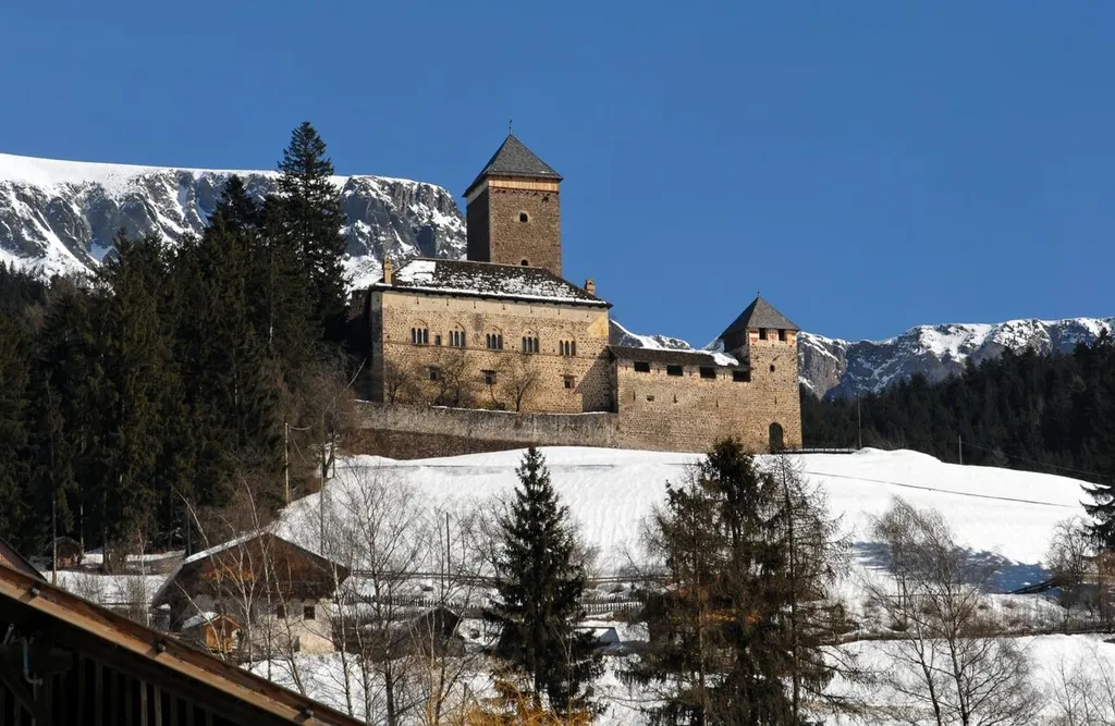 Village Sarnthein in Valley Sarntal: Castle Reinegg))