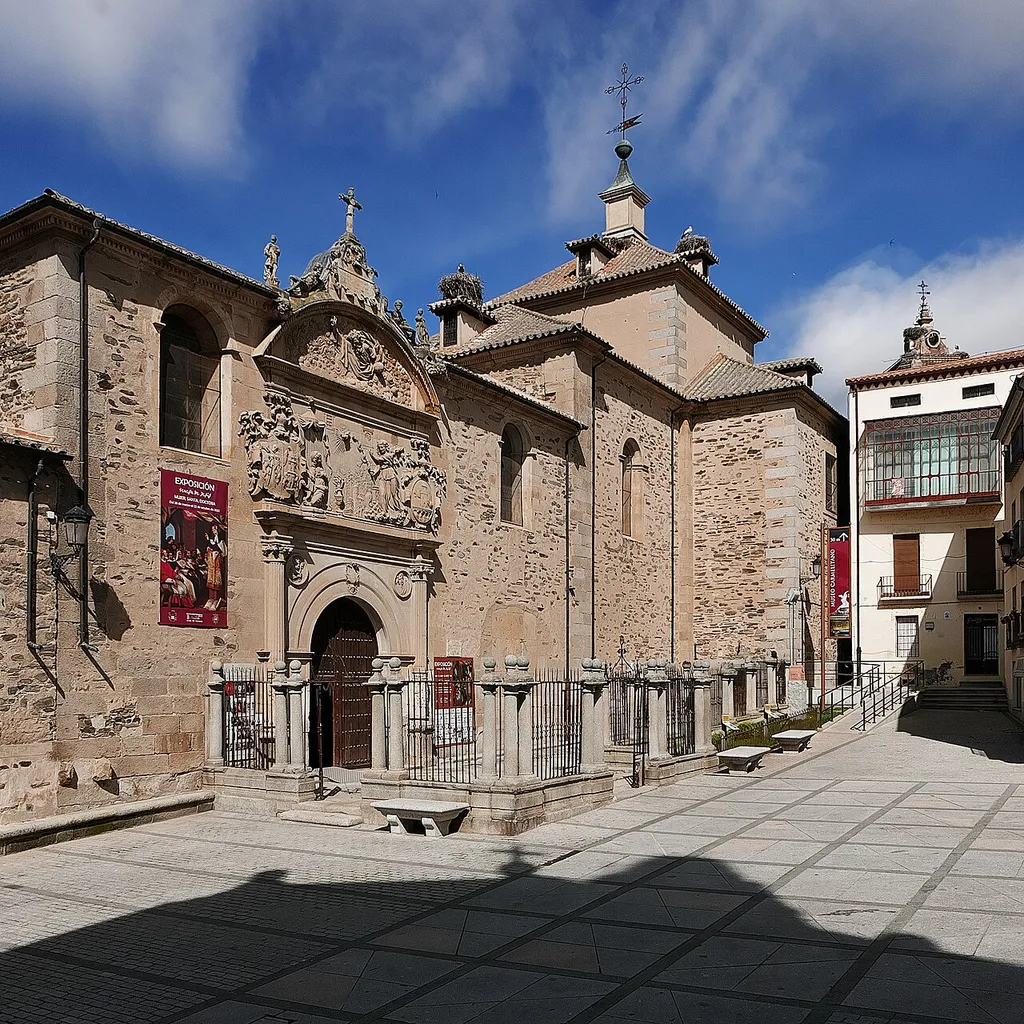 Fachada de la iglesia del monasterio con su monumental portada.