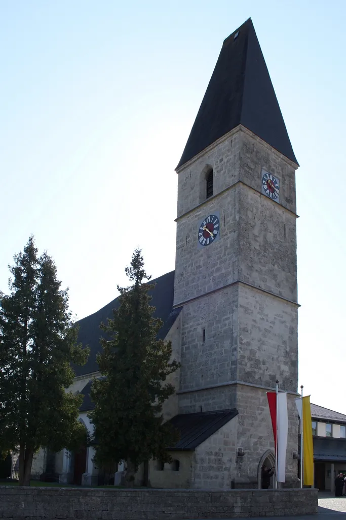 Pfarrkirche der oberösterreichischen Gemeinde Kirchham. Turm mit Keildach.