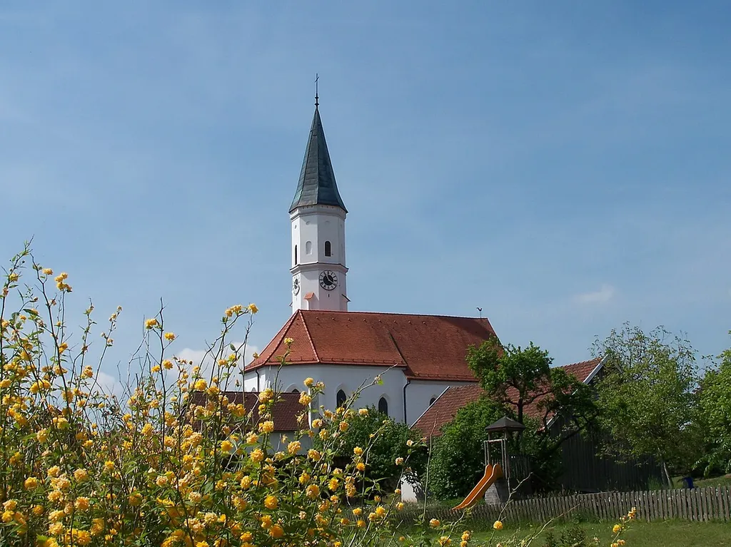 Hagenau 37. Kath. Filialkirche St. Leonhard, spätgotischer Saalbau mit Südturm, Erweiterung 2. Hälfte 19. Jh.; mit Ausstattung.