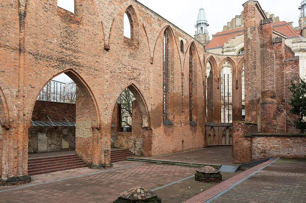 Ruine der ehem. franziskanischen Klosterkirche in Berlin-Mitte ("Graues Kloster"), erbaut um 1260. Blick auf die Pfeilerarkaden des Mittelschiffs und auf den Chor.