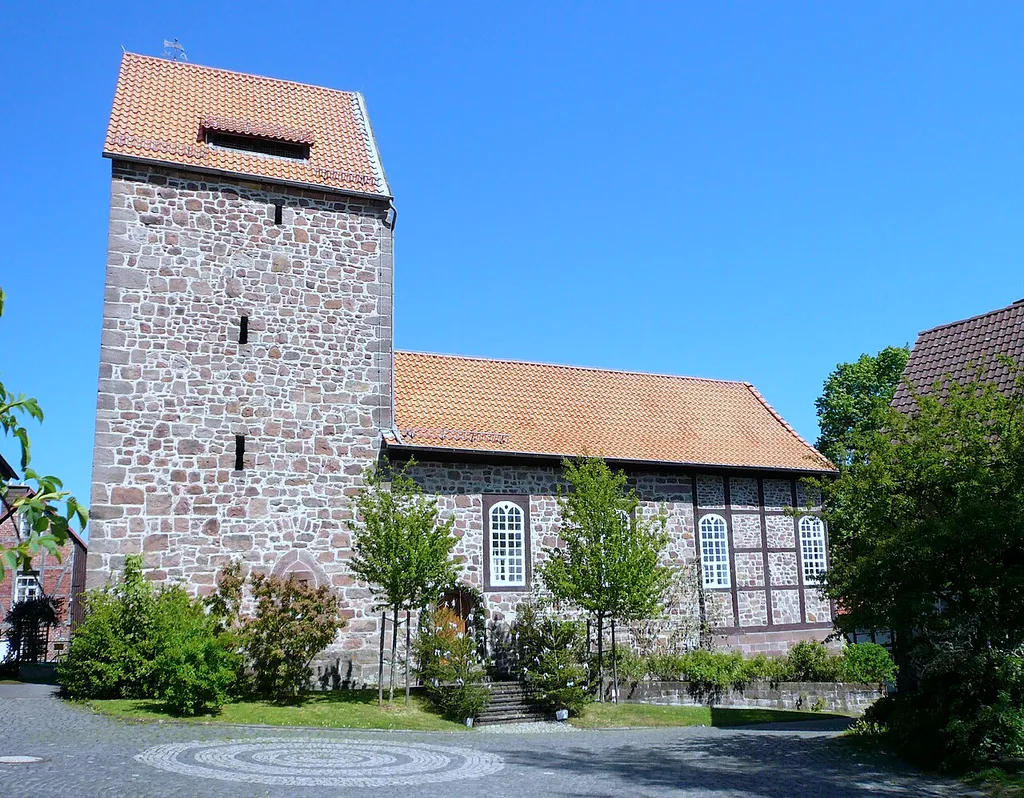 Ev. Kirche St. Laurentius in Hardegsen-Trögen, Landkreis Northeim, Niedersachsen. Mittelalterlicher Turm, Kirchenschiff 1596, Fachwerkchor 1766.