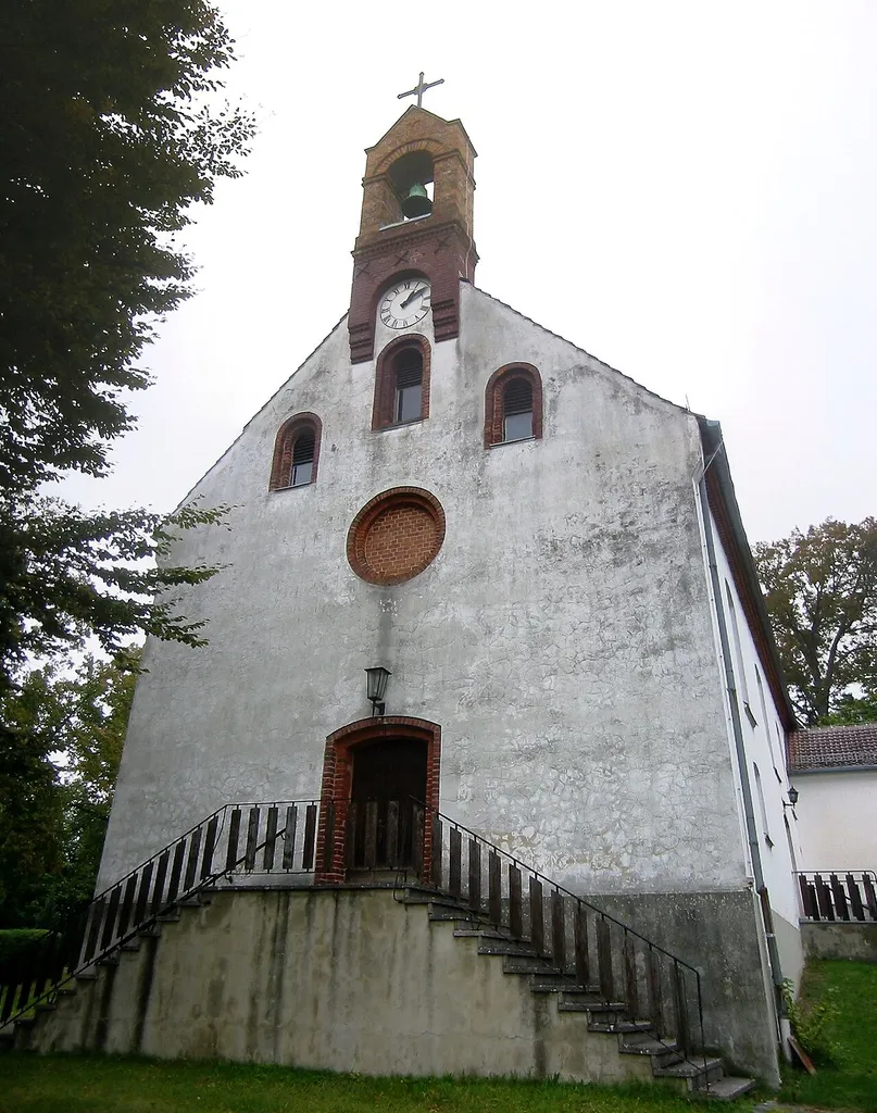 Westseite der Kirche in Münchehofe der gleichnamigen Gemeinde im Landkreis Dahme-Spreewald in Brandenburg