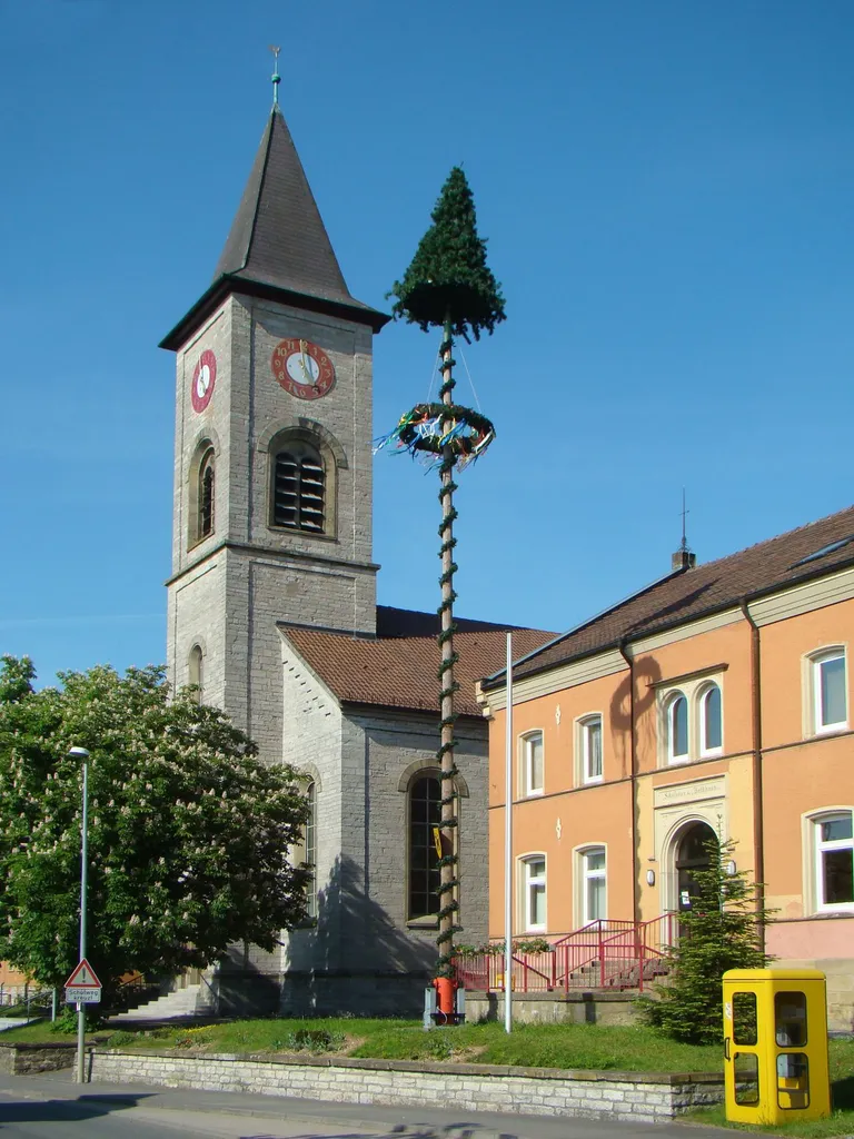 Kirche und Rathaus in Züttlingen