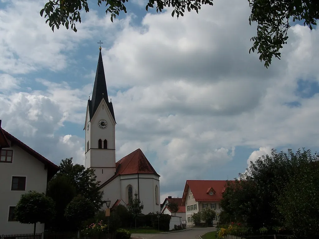 Siegenburg, Niederumelsdorf. Katholische Pfarrkirche St. Ulrich, spätgotischer Saalbau mit eingezogenem Chor und südseitigem Kirchturm, 15. Jahrhundert, im Inneren im 18. Jahrhundert barockisiert, Turmabschluss mit Rhombendach und Lourdesgrotte im Westen, 19. Jahrhundert; mit Ausstattung.