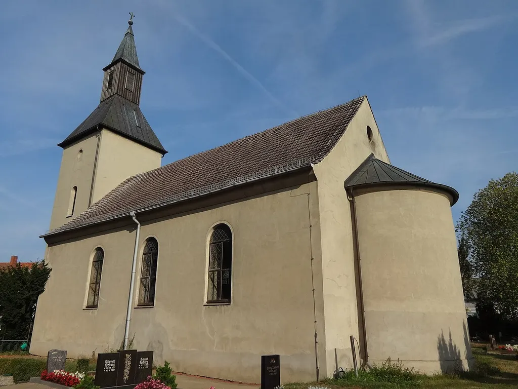 Die Kirche in Fresdorf entstand 1724 auf dem Fundament eines mittelalterlichen Vorgängerbaus. In dem schlichten Bauwerk steht ein Kanzelkorb aus dem Anfang des 18. Jahrhunderts.