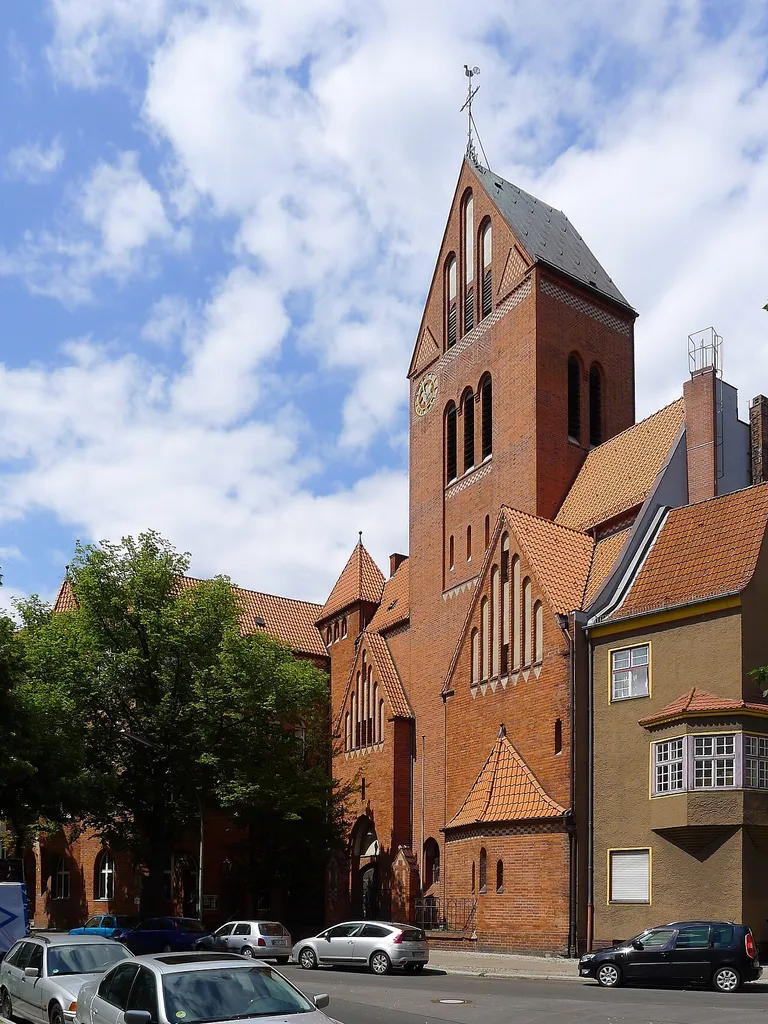 Straßenfront der St. Marien-Kirche, gebaut nach Plänen des Architekten August Kaufhold