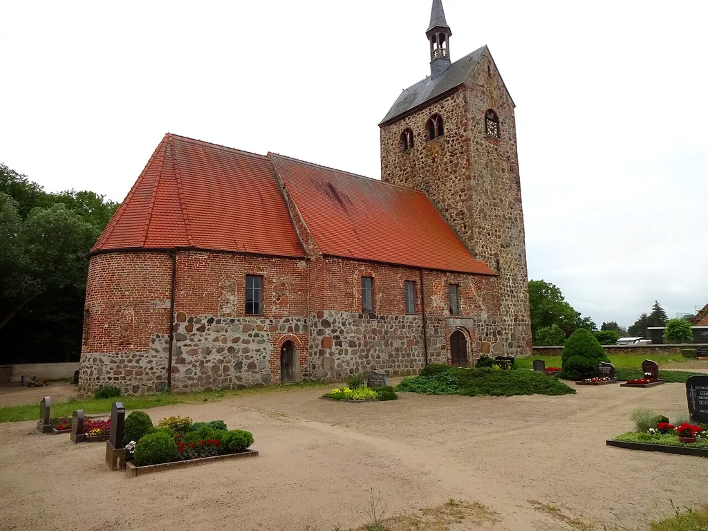 Groß Rossau ist ein Wohnplatz im Ortsteil Rossau der kreisangehörigen Hansestadt Osterburg (Altmark) im Landkreis Stendal in Sachsen-Anhalt.