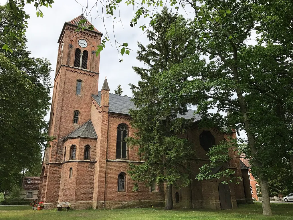Die Dorfkirche in Selchow ist ein neuromanischer Bau, der in den Jahren 1865 und 1866 nach Friedrich August Stüler erbaut wurde. In dem Bauwerk in Storkow (Mark) befindet sich unter anderem ein Triptychon der Künstlerin Renate Niethammer.
