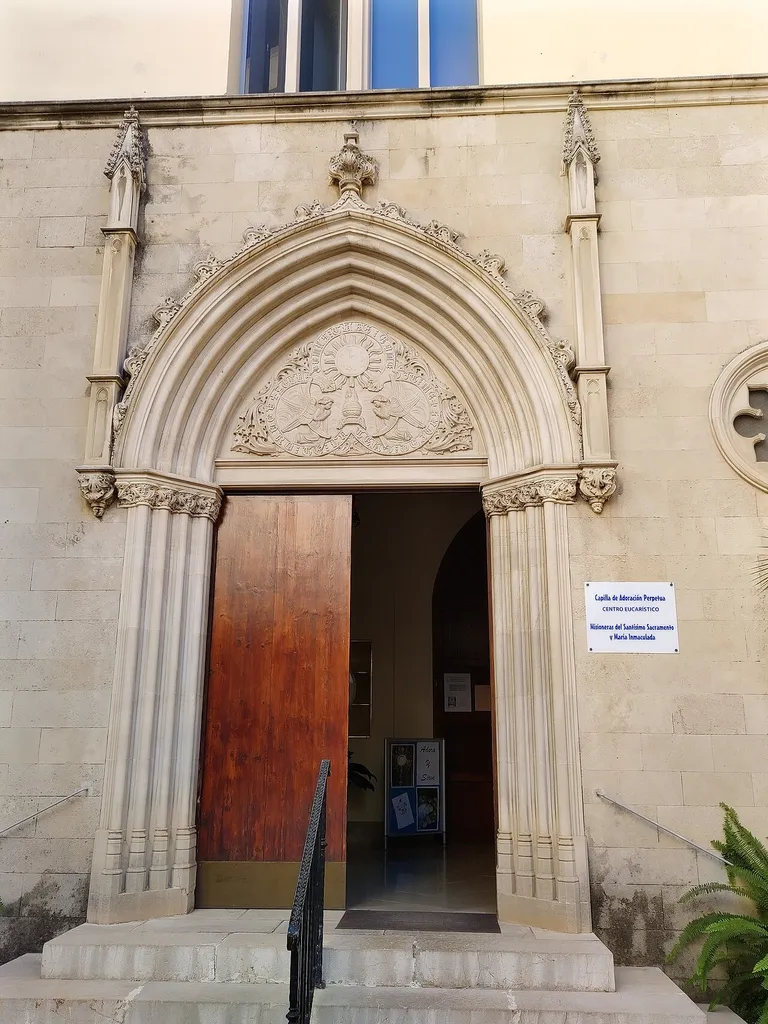 Façana de l'església del Centre Eucarístic, dissenyada per Miquel Maura i Montaner