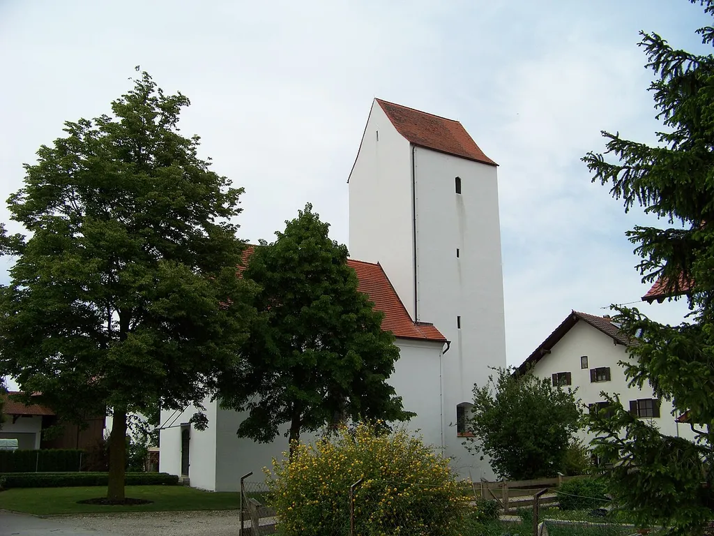 Pilsting, Wirnsing. Katholische Filialkirche St. Dionysius, spätromanische Chorturmanlage, 13. Jahrhundert, 1697 barockisiert; mit Ausstattung.